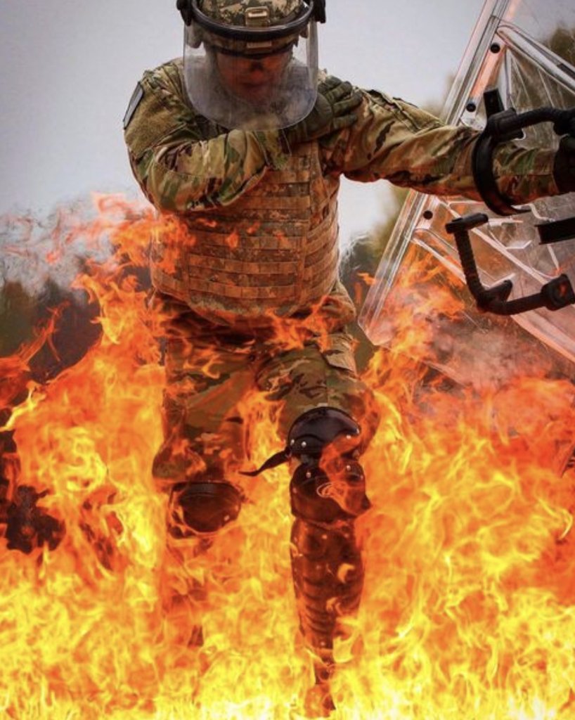 USArmy's tweet photo. Bring the heat!🔥

A @101stAASLTDIV  Cav Scout participates in fire phobia training which helps #Soldiers overcome their natural fear of fire by learning proper techniques of reacting to a homemade incendiary device.

#PicOfTheDay | #ArmyFit

📸: Spc. Adeline Witherspoon https://t.co/KAjuKff5Ry