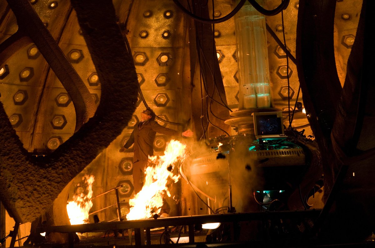  #TwelveDaysOfTARDISInteriors day 4Doctor Who and Death Comes to TenThe final scene of the End of Time part two showing one of the columns collapsing.And as a bonus a lovely Radio Times shot from the Wedding of Sarah Jane - the last recording on the set during Tennant's era.