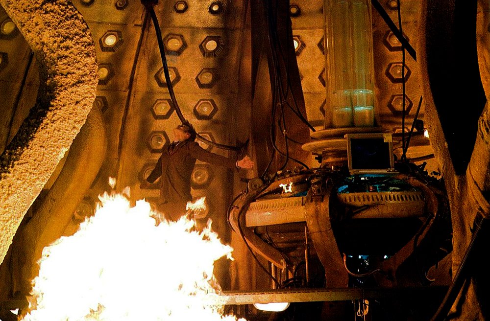  #TwelveDaysOfTARDISInteriors day 4Doctor Who and Death Comes to TenThe final scene of the End of Time part two showing one of the columns collapsing.And as a bonus a lovely Radio Times shot from the Wedding of Sarah Jane - the last recording on the set during Tennant's era.