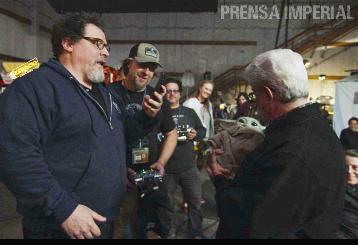 ImperialPrensa's tweet photo. 🟦 Jon Favreau y George Lucas junto a Grogu en el set de The Mandalorian. 
#starwars
#starwarsaga
#babyyoda 
#grogu https://t.co/JClPE04jTs