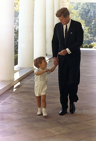 HistoryFoto's tweet photo. Президент США Джон Кеннеди со своим сыном Джоном-младшим. 10 октября 1963 г. Белый дом. Вашингтон. США. https://t.co/8LT9NDvkYY