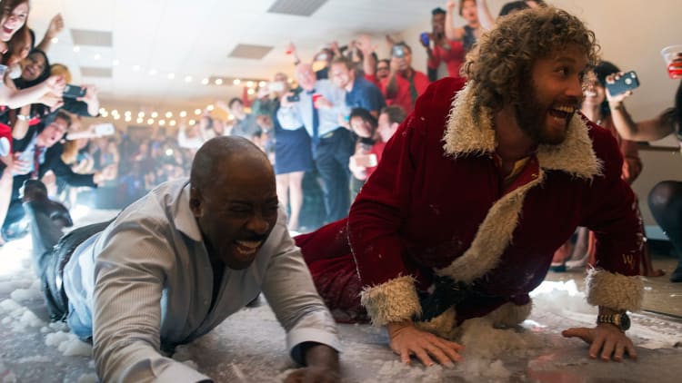Hollow9ineCast's tweet photo. #CatchingUp
Hope your holidays are crazy fun!!
130/365
#Hollow9ineNetwork #DailyChallenge #MoviesYouLove #3ImagesDaily #Day130 #OfficeChristmasParty #JoshGordon #WillSpeck #JasonBateman #OliviaMunn #TJMiller #JenniferAniston #CourtneyBVance #TFAUnion #Podcasts #PodOn #RT https://t.co/7hJt3VgPrZ