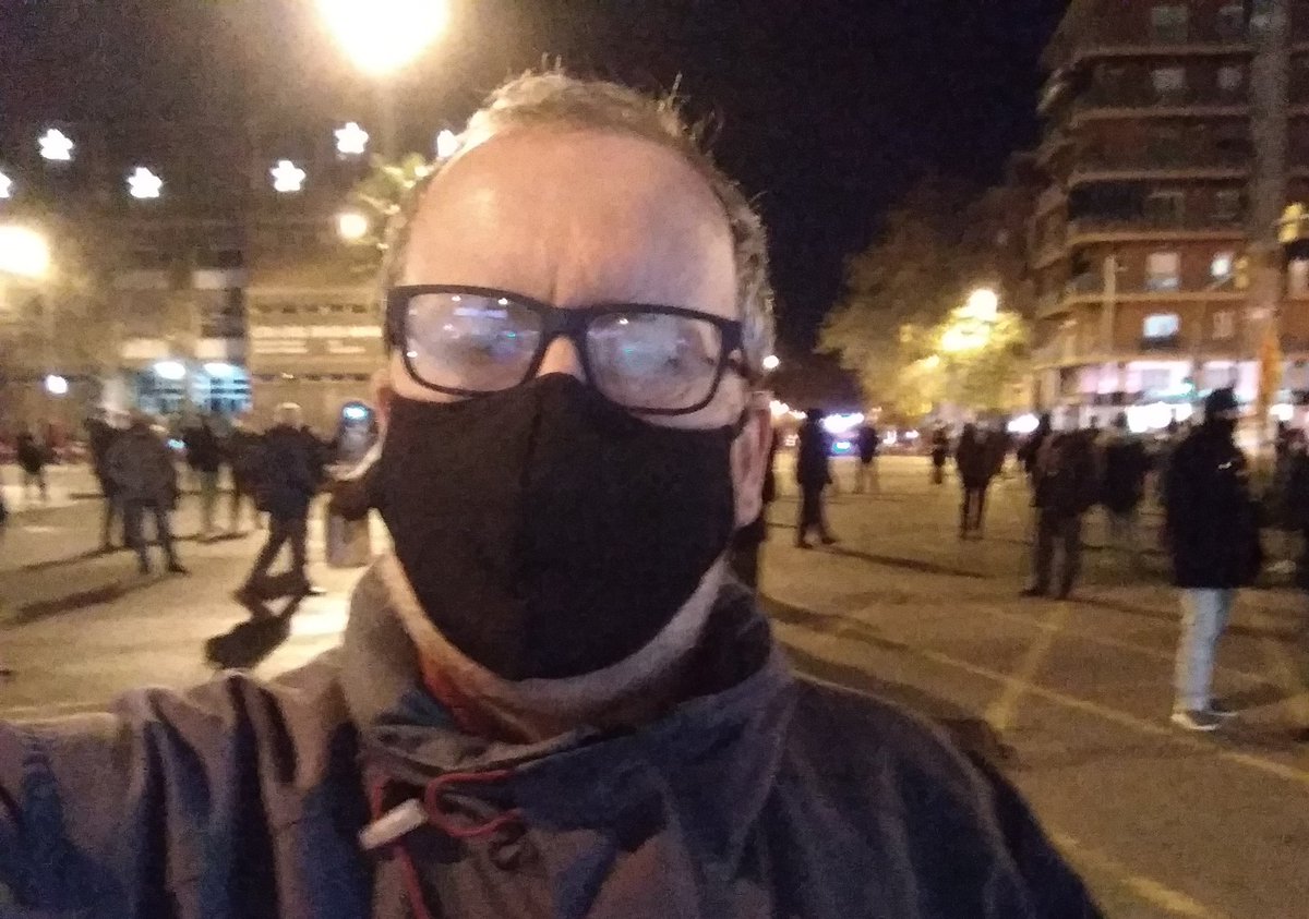 Avui, a la Meridiana, fem tres-cent vespres reclamant llibertat per als presos, exiliats i represaliats, i també per a Catalunya. I sí, #MeridianaResisteix!