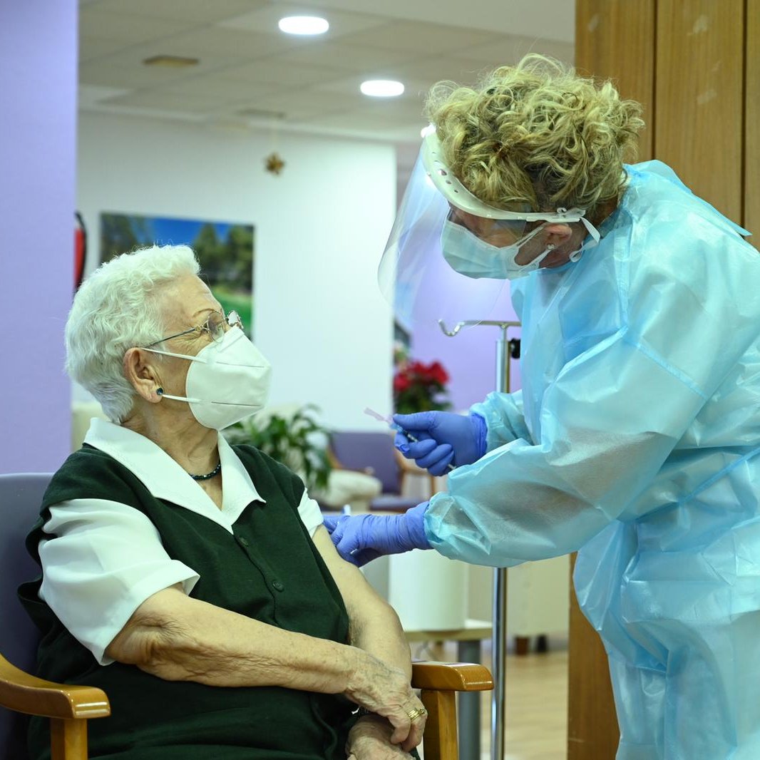 - Tengo una noticia buena y otra mala. La buena es que ya está usted vacunada.

- Y la mala?

- En 3 meses lo vamos viendo.