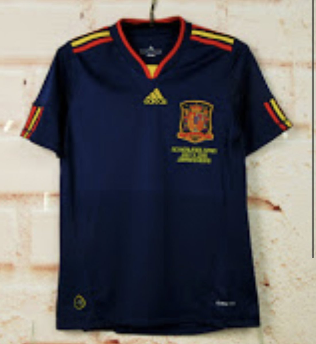 mdaswani's tweet photo. REGALAZO PARA DESPEDIR 2️⃣0️⃣2️⃣0️⃣

🔥 Haz RT y gana una camiseta de coleccionista. Solo tienes que seguir a @futbasketcamis4 y esperar el resultado del sorteo que se hará cuando lleguemos a 500 🔃

¡Responde cuál prefieres 🇦🇷🇪🇸🇵🇹 y te envían el regalo a casa! https://t.co/I4H7Lk9FJJ