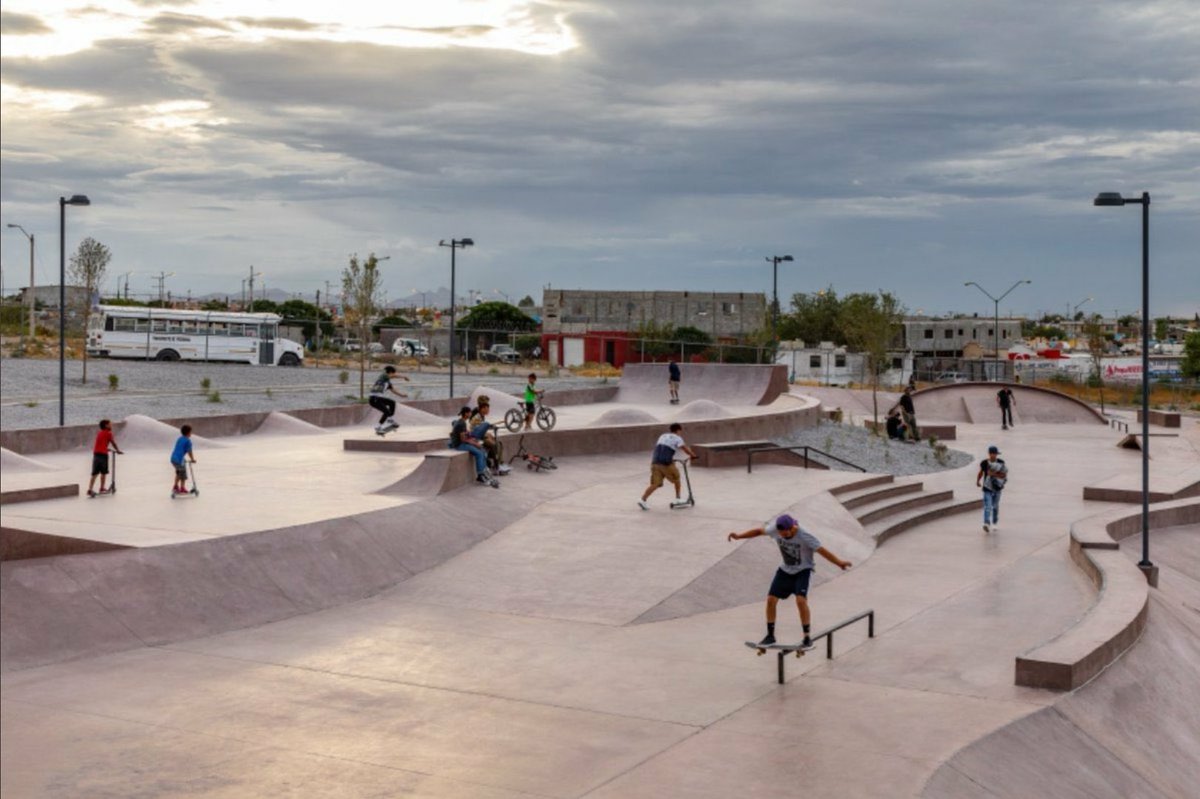 MeyerFalcon's tweet photo. Les dejo un artículo sobre el skateboarding y cómo se ha convertido en una opción sana y real para muchos jóvenes.
La imagen es del skatepark que construimos en el Parque Oriente de Ciudad Juárez. https://t.co/n4ugZnCWkV #JuarezLate https://t.co/4Xhk4YCrNY