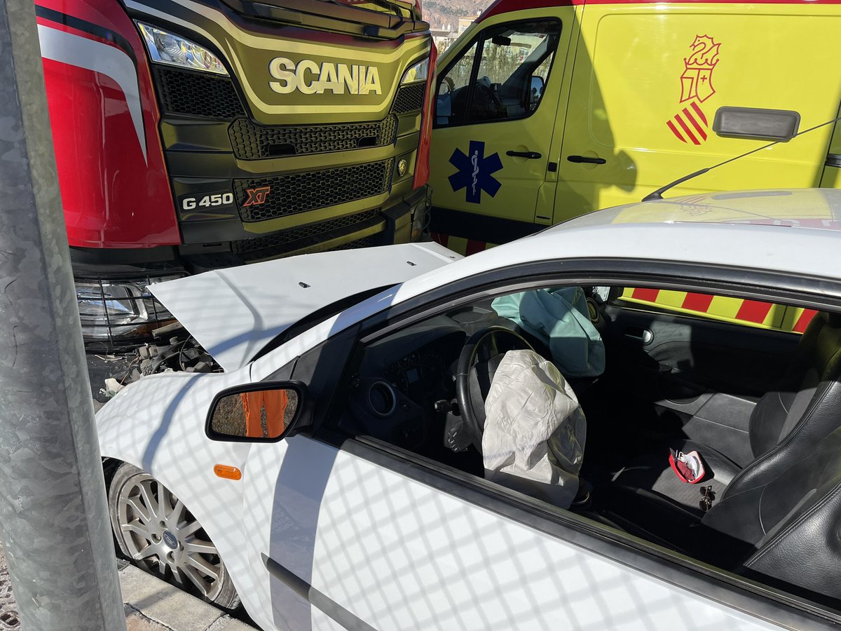 julymed08's tweet photo. Accidente de alta energía con colisión frontal, varios heridos.
Primera unidad SVB con dos TES que inmovilizan y hacen la primera valoración.
Activan nuestra unidad.
Al llegar completamos valoración, estabilización y trasladamos.
Trabajo en equipo, todos somos útiles. #TESVisible https://t.co/TkesEWMpL0