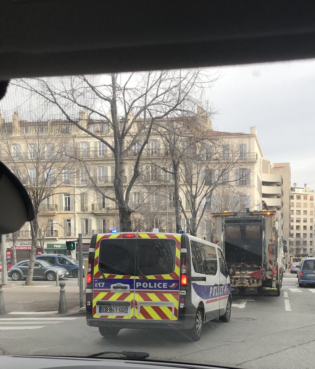 Vu à #Marseille, la police en escorte des camions poubelles !