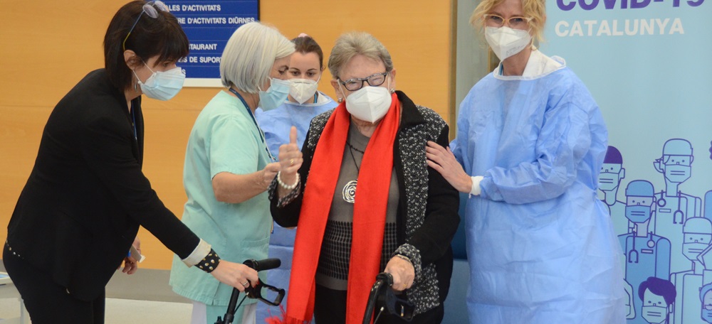 [Fotos] 4 imatges d'un dia històric, també a #Sabadell: arriba la vacuna del coronavirus. Més de 120 residents de Sabadell Gent Gran i bona part dels professionals ja se l'han posada. bit.ly/3nSQkXV