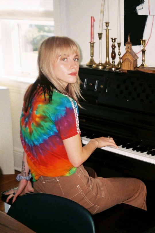 Happy bday to my wife hayley williams     32 never looked so good 