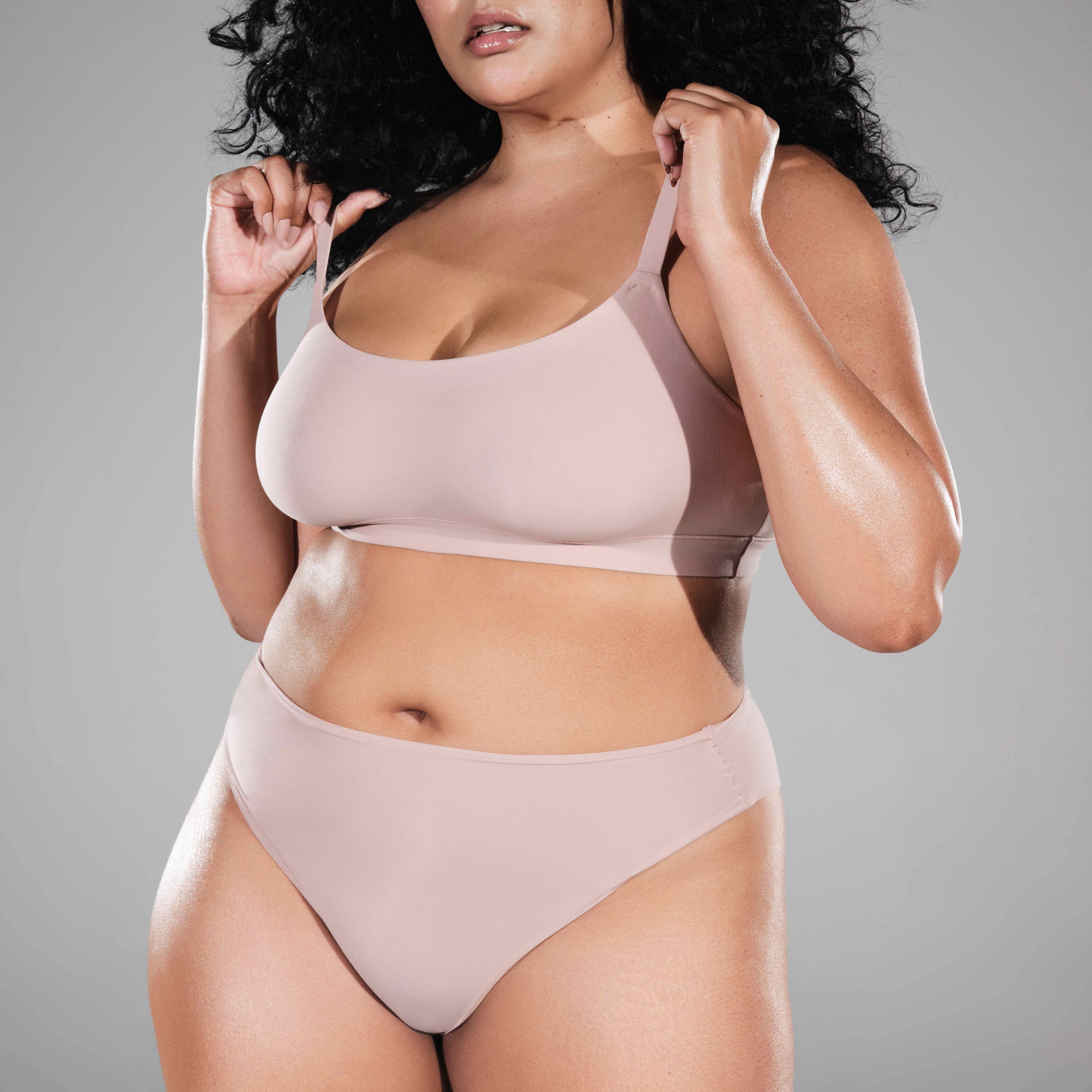 SKIMS on X: Our best-selling Fits Everybody Scoop Neck Bra is so  comfortable you'll forget you're wearing it. Shop now in sizes XXS - 4X:    / X