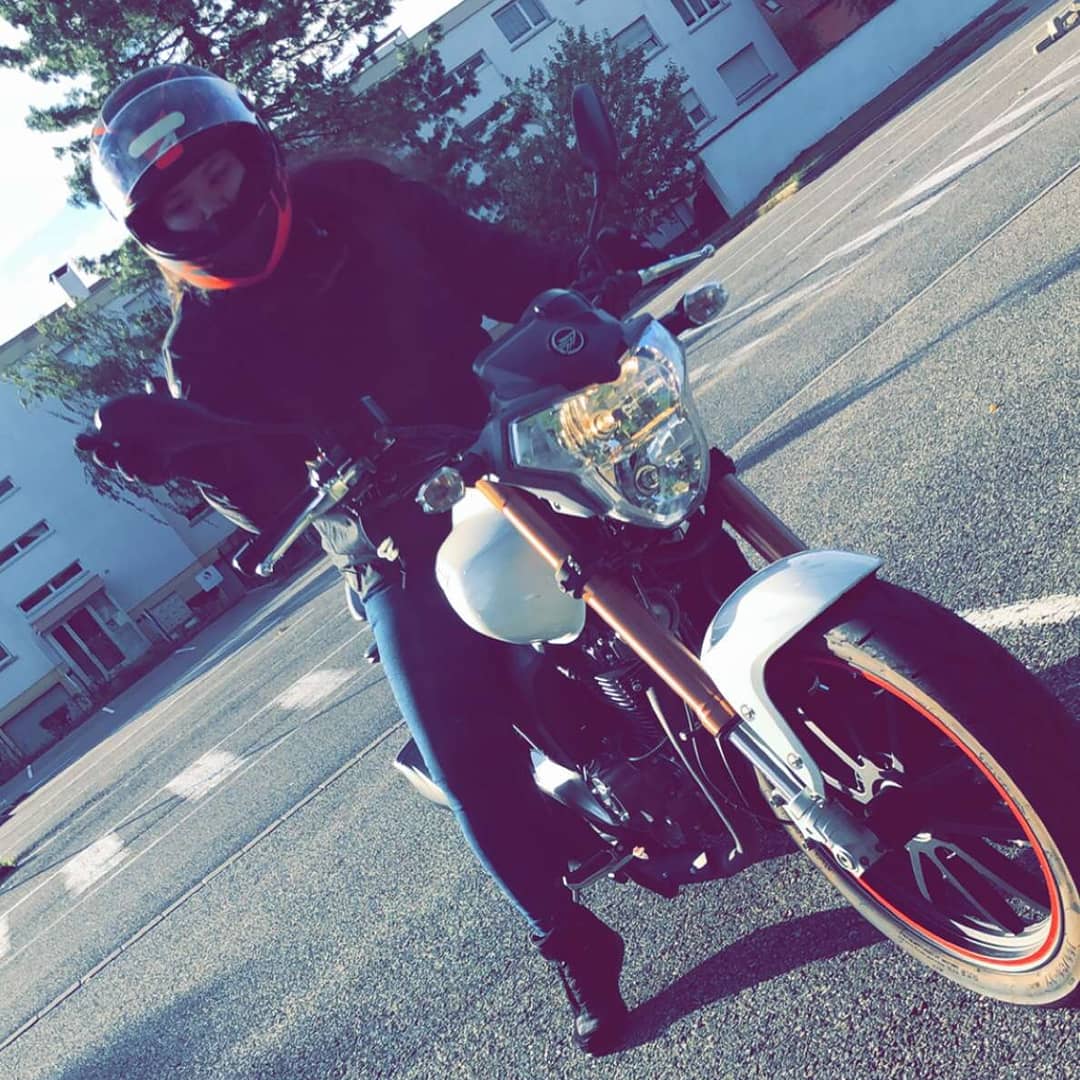 WeikBbl's tweet photo. Keeway RKV 125 , 2014
Je te présente ma Trotinette, théoriquement, elle a tout d'origine. 😬 Oui je touche à peine le sol
#montretabrele @MenInBikeOffi https://t.co/nUrk5lYIEp