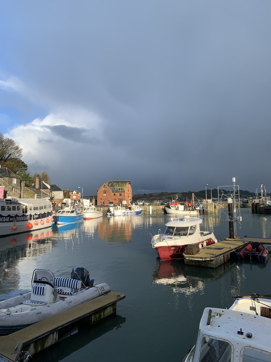RocsakK's tweet photo. Padstow Harbour after Storm Bella https://t.co/MGGrncDJ80