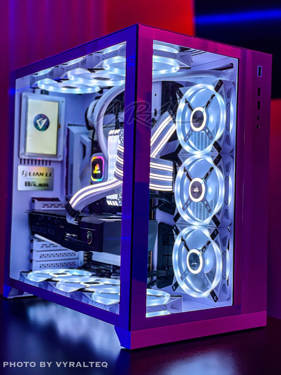 VYRALTEQ's tweet image. Another day another build from us. We know the owner of this can’t wait to get her hands on it.. 

#intelbuild #LIANLI #custombuild #pcmr
