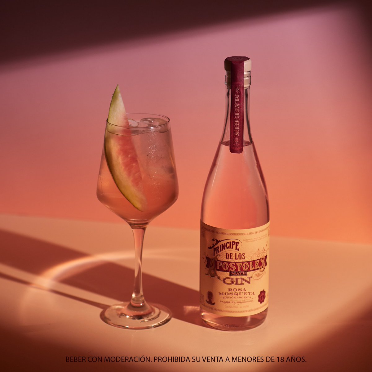Llegó un nuevo regalo de la tierra: Príncipe de los Apóstoles Gin Rosa Mosqueta.
.
50 ml de Gin Principe de los Apóstoles Rosa Mosqueta 
Completar con Ginger Ale Pulpo Blanco
Slice de sandia