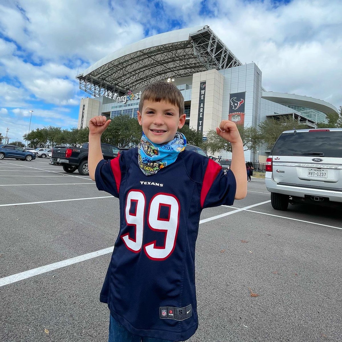 TexasBucketList's tweet photo. Texans game with the boy, check that off the list! #thetexasbucketlist #houstontexans #deepsteelsunday #football #toro https://t.co/Y9hGxj3LTF