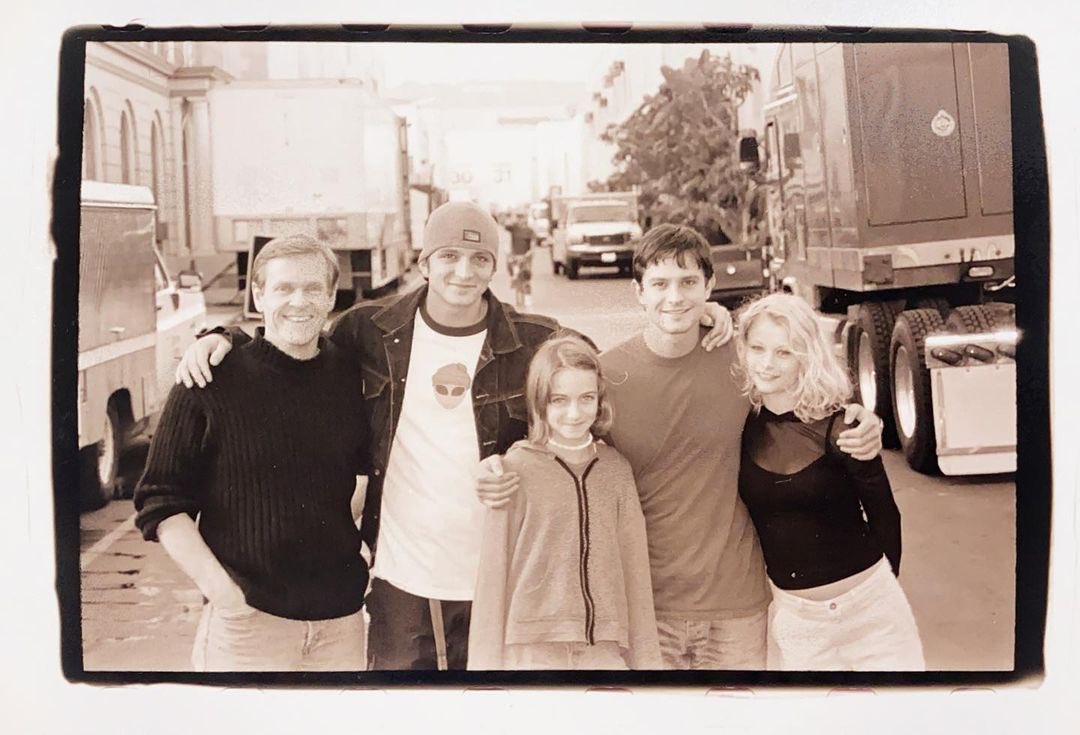 Jason Behr shared a BTS of Emilie on set of Roswell to wish her a happy birthday  :thejasonbehr via IG 