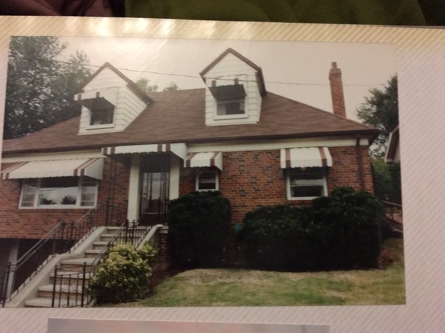 Here is the house at 33 Orchard as Alison knew it. This is just what it looked like when my family moved in. Instant nostalgia. :-)