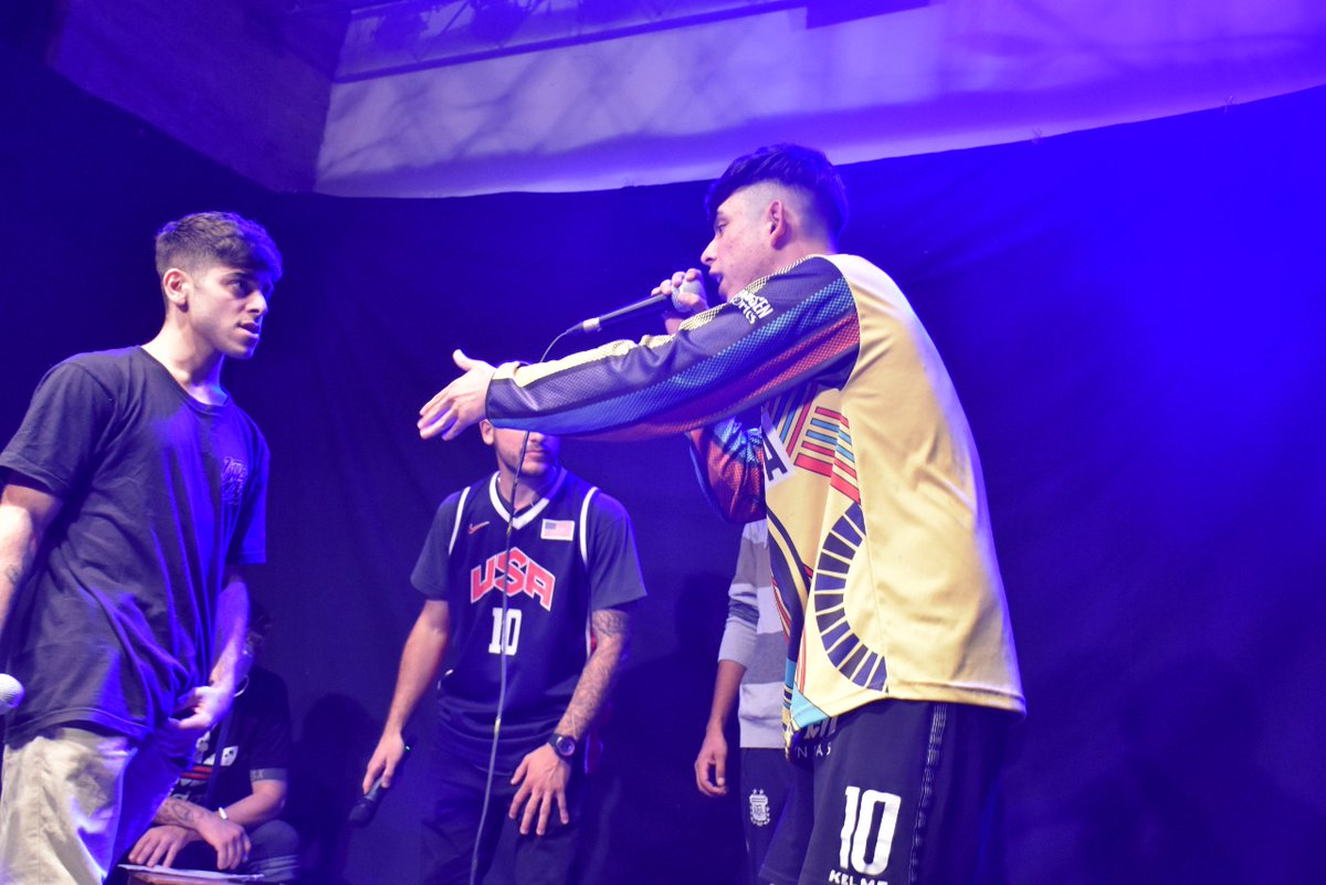 DemosCCE's tweet image. DEMOS FREESTYLES

Hace unos días recibimos en nuestro escenario la séptima fecha de #CuarentenaFree. 
La primera con público en este 2020. 7 batallas 14 competidores y una tarde a sala llena a puro freestyle! Nos anotamos para la 4ta Temporada! 😎🎤

 #Demos2020