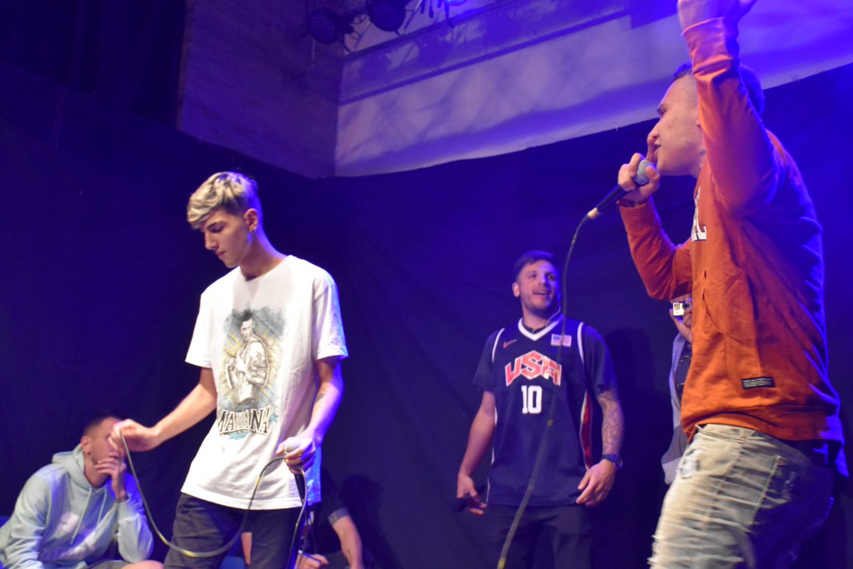 DemosCCE's tweet image. DEMOS FREESTYLES

Hace unos días recibimos en nuestro escenario la séptima fecha de #CuarentenaFree. 
La primera con público en este 2020. 7 batallas 14 competidores y una tarde a sala llena a puro freestyle! Nos anotamos para la 4ta Temporada! 😎🎤

 #Demos2020