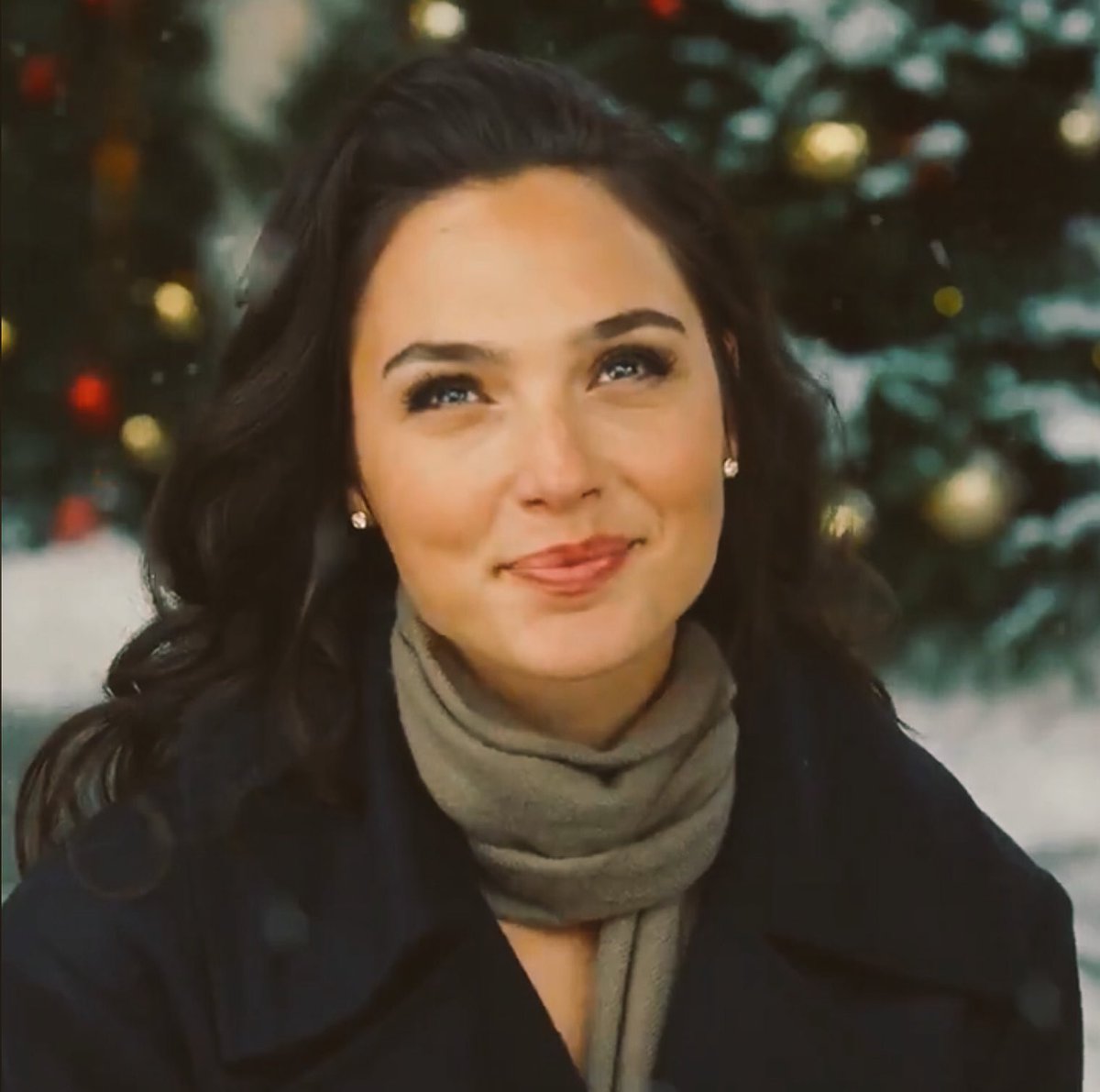 Now, think about it:  #WonderWoman1984   grossed 16.7M in its opening in theatres in the US, where only 32% of theatres are open, without any of the main cities and despite being available on  #HBOMax. According to WM, half of HBOMax subscribers saw  #WW84   IN THE 1st 24h. 1/7