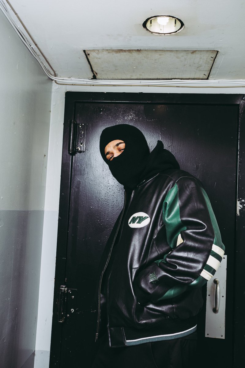 i seen too many real niggaz fall 
to let you bitch niggaz beat me. 

smarturl.it/SOQUICK