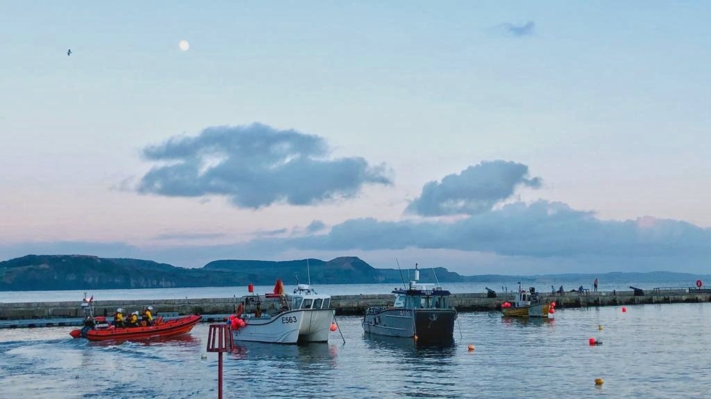 Our volunteer crew launched this afternoon on their 46th service call this year. The lifeboat launched to assist other emergency services in helping recover 3 people cut off by the tide and stuck in the mud. The coastguard rescue helicopter <a href="/UKSAR_StAthan/">Rescue 187 & 188</a> did a great job!