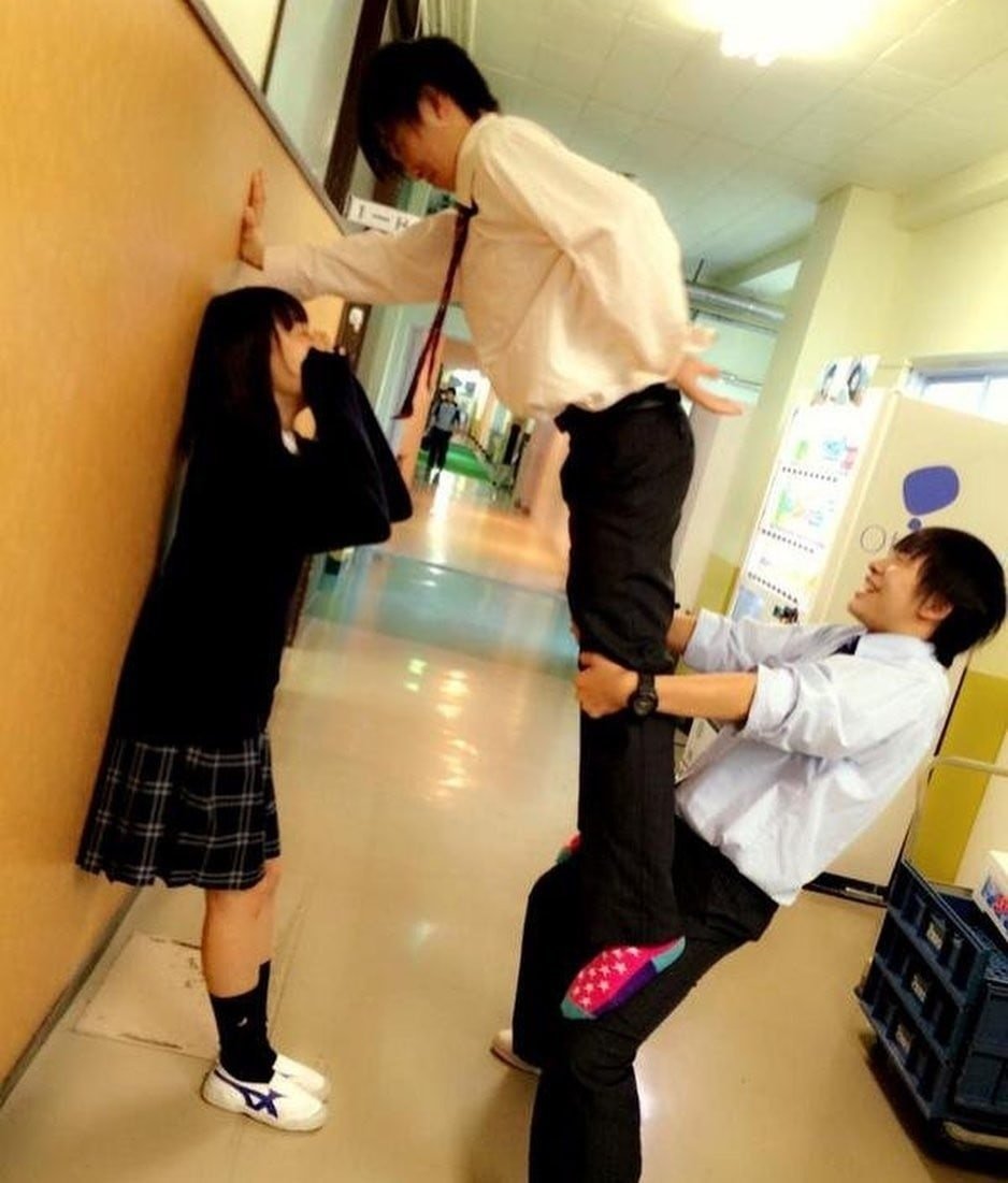 Мужская рука на талии. Зажал щупали. Мужская рука в женских джинсах. Зажал щупали. Зажал щупали.