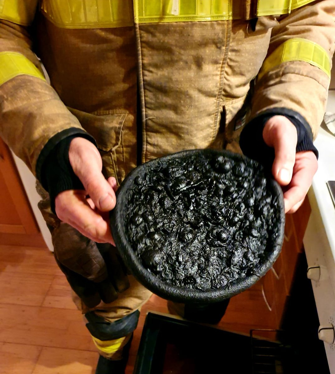DubFireBrigade's tweet photo. Few drinks at home ?

#DrunkCooking is a leading cause of late night fires....and injuries too 🔪🥑

✋Step away from the cooker 

Have a fun &amp; #SafeChristmas 

#FireSafety https://t.co/mcNLya1dvO
