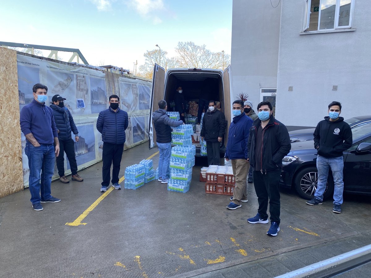 shamaskhan77's tweet photo. Alhamdulillah today we have packed 1500 meals at Baitul Futuh to send to Dover. 35 volunteers from Baitul Ehsan and Islamabad regions came to help on very short notice. https://t.co/z0AL9nv6u6
