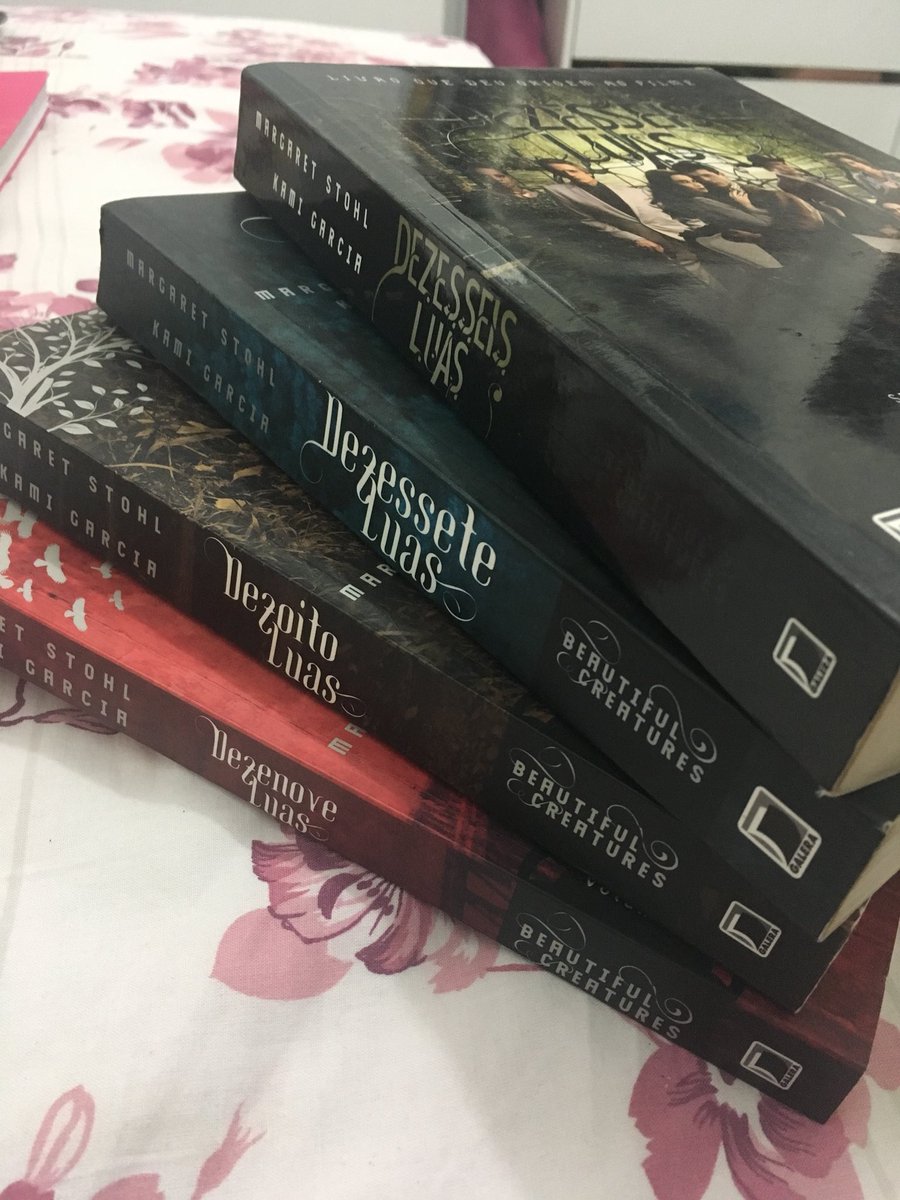 maraudjin's tweet photo. @LahKane @lonelymukegirl @LivroBot os 4 por 25 reais cada, 100 no total, já contando c valor dos correios https://t.co/eN9UGIU8F3