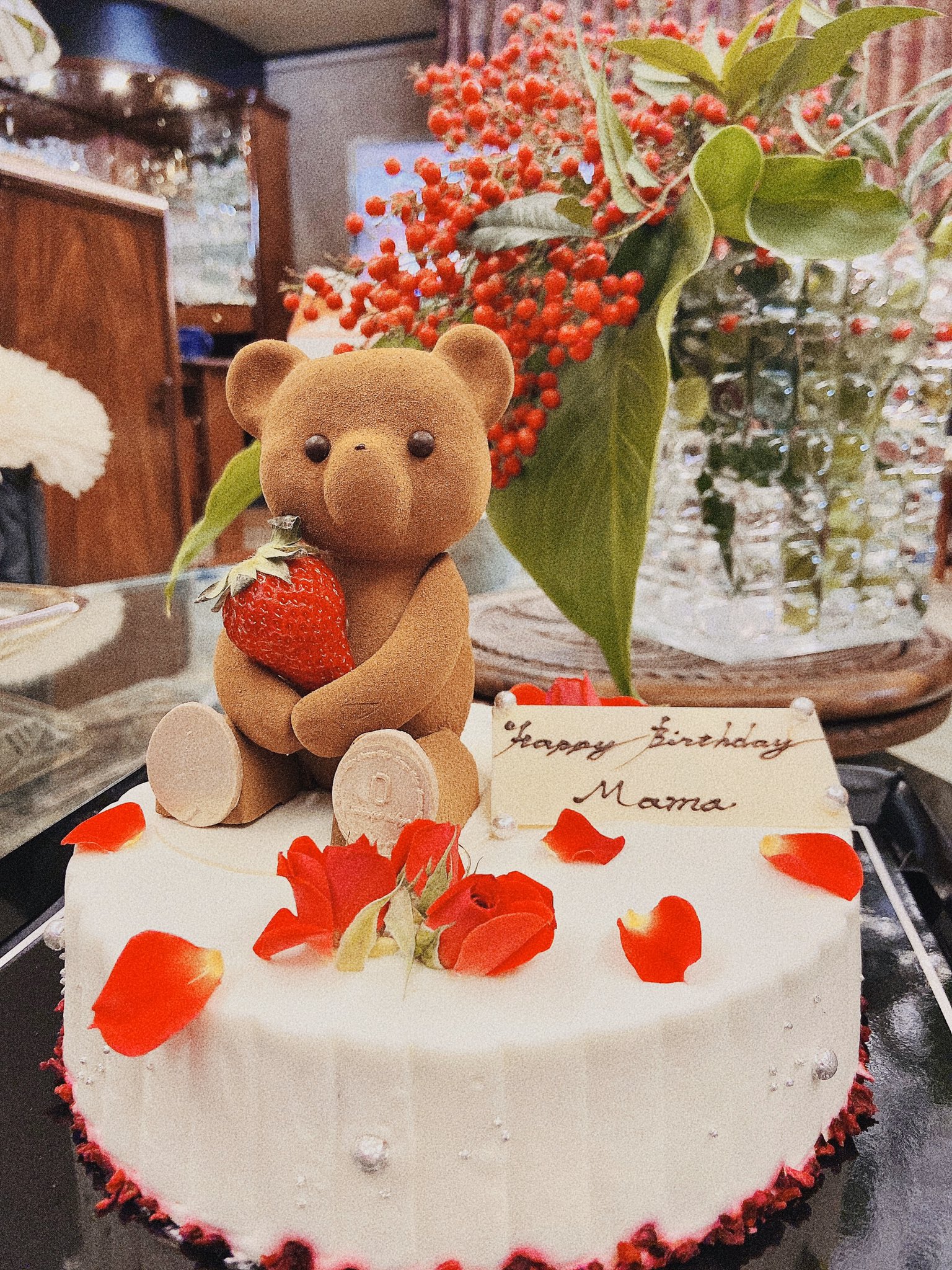 清水 えりか 皆さん こんにちは ルワンジュ東京 のケーキ おばぁちゃん家お祝い まま めっちゃ喜んでくれて嬉しかった くまちゃんチョコレートでできてるの ケーキ スイーツ 女子力 ルワンジュ東京 六本木 花束