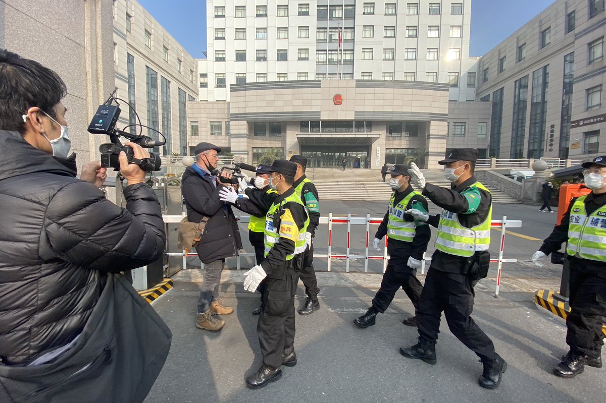 LeoRamirezAFP's tweet image. Policemen stop journalists outside a Shanghai court where Chinese citizen journalist Zhang Zhan - who reported on Wuhan Covid-19 outbreak, and placed under detention since May - is set for trial. @AFP