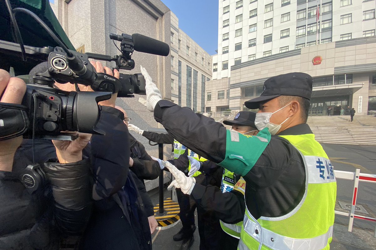 LeoRamirezAFP's tweet image. Policemen stop journalists outside a Shanghai court where Chinese citizen journalist Zhang Zhan - who reported on Wuhan Covid-19 outbreak, and placed under detention since May - is set for trial. @AFP