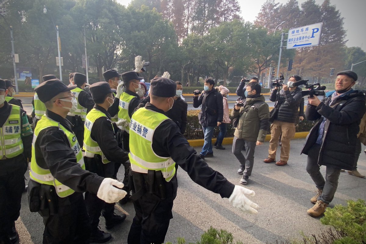LeoRamirezAFP's tweet image. Policemen stop journalists outside a Shanghai court where Chinese citizen journalist Zhang Zhan - who reported on Wuhan Covid-19 outbreak, and placed under detention since May - is set for trial. @AFP