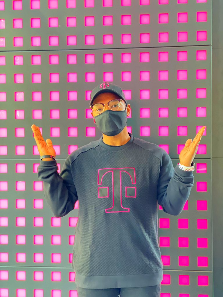 NVZNWRLD's tweet photo. @TMobileGear #NewSwagAlert 🚨 This Hybrid sweater is super comfy and oh so stylish🤩It’s all in the details! I can’t wait to see what’s next🙏🏾 #TMobileYOUniform #TMobileGear #DFW #Experience #ShopsAtLegacy #5G #Branded #TMobile #AreYouWithUs #Magenta #AppleWatch https://t.co/2RfJsVp6KJ
