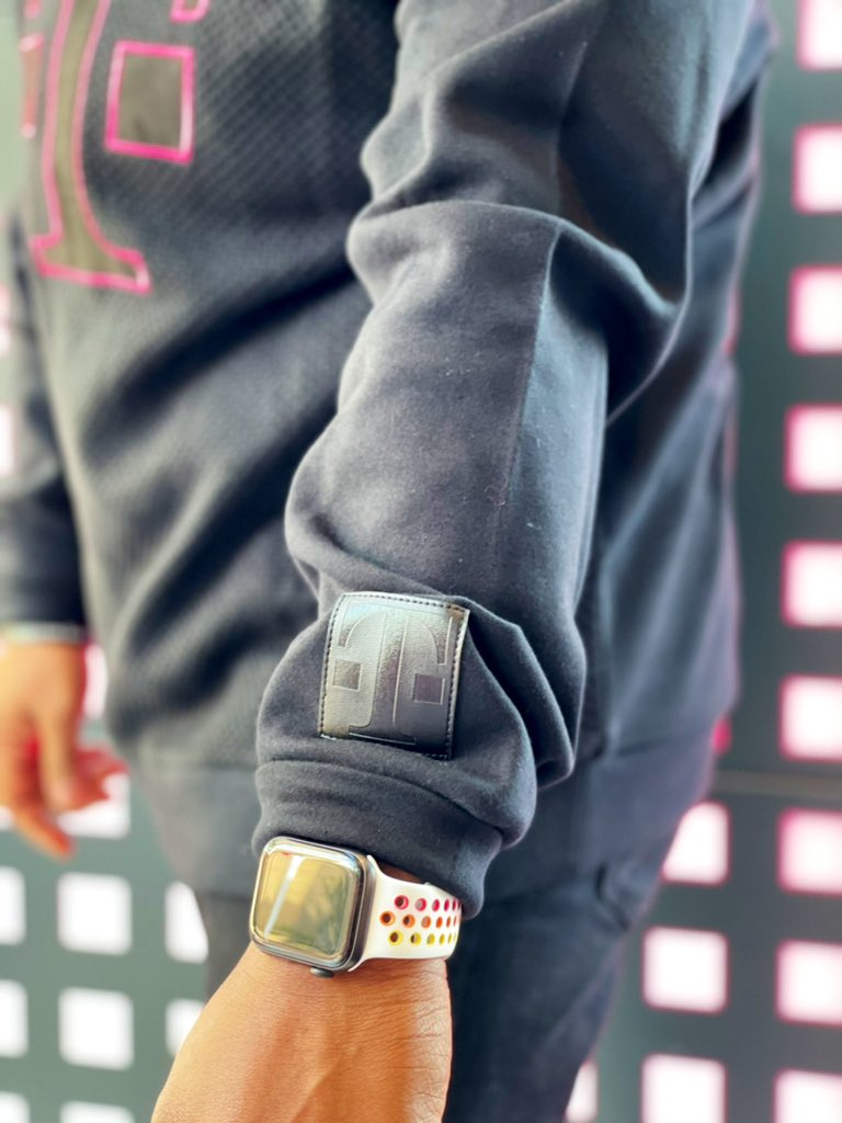 NVZNWRLD's tweet photo. @TMobileGear #NewSwagAlert 🚨 This Hybrid sweater is super comfy and oh so stylish🤩It’s all in the details! I can’t wait to see what’s next🙏🏾 #TMobileYOUniform #TMobileGear #DFW #Experience #ShopsAtLegacy #5G #Branded #TMobile #AreYouWithUs #Magenta #AppleWatch https://t.co/2RfJsVp6KJ