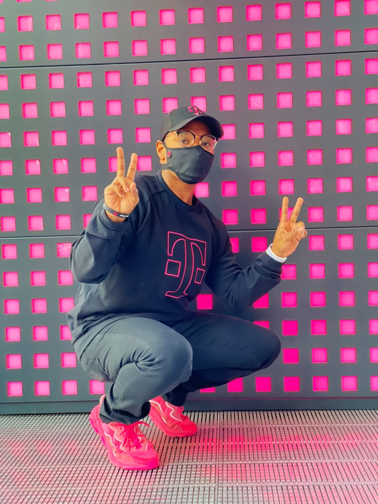 NVZNWRLD's tweet photo. @TMobileGear #NewSwagAlert 🚨 This Hybrid sweater is super comfy and oh so stylish🤩It’s all in the details! I can’t wait to see what’s next🙏🏾 #TMobileYOUniform #TMobileGear #DFW #Experience #ShopsAtLegacy #5G #Branded #TMobile #AreYouWithUs #Magenta #AppleWatch https://t.co/2RfJsVp6KJ