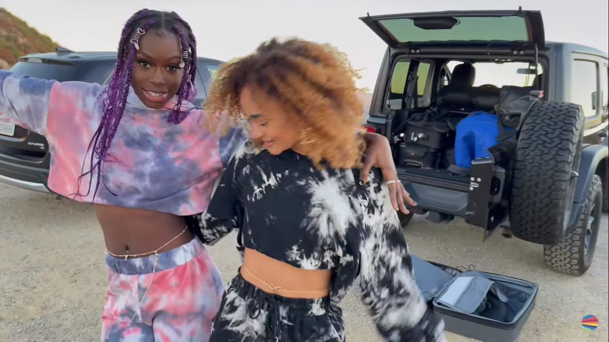 AcervoRNU's tweet photo. Diarra e Mélanie com correntinha na cintura combinando. :') Eu to a cada dia mais rendida por essa amizade. #YOUPOP #DiarraSylla #NoahUrrea #OneLove #Enaldinho #ChaySuede #CamilaLoures #LinseyUrrea https://t.co/a7YI8XK55p