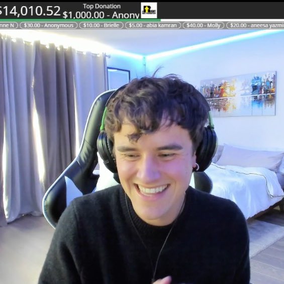 OurWeeklyHeroes's tweet photo. @connorfranta Don’t mind me I’m just adding the iconic #O2Lisback livestream for charity here https://t.co/KpiwxyfIkY