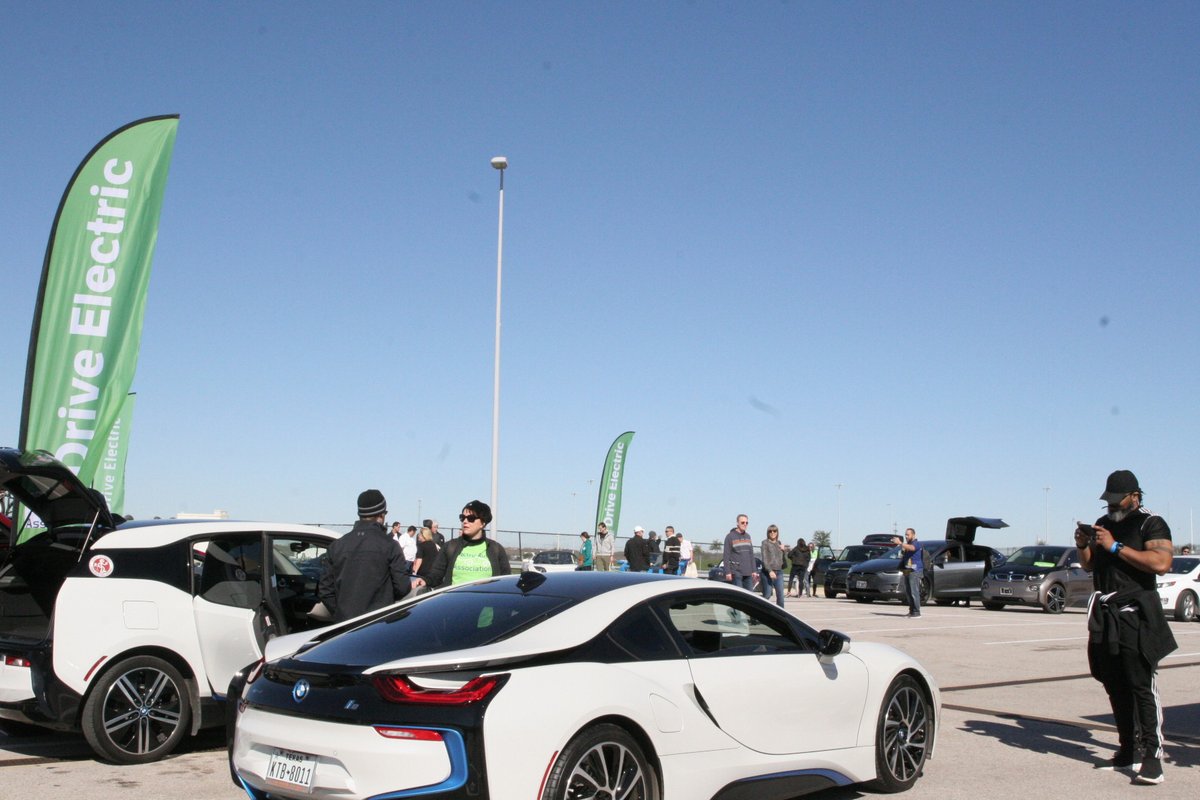 austinenergy's tweet photo. In January 2019, when @austintexasgov was named a winning city in the American Cities Climate Challenge, we made a goal to spur #EV growth + adoption by selling 5K electric vehicles by the end of 2020. We just surpassed that goal by 204 🚘! Austinites are saying #Goodbye2Gas! https://t.co/HErmjgbIJB