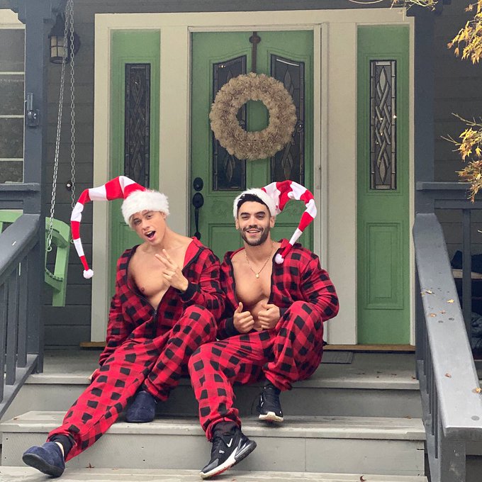 Happy holidays ❤️❤️❤️ https://t.co/LnYagsCWg9