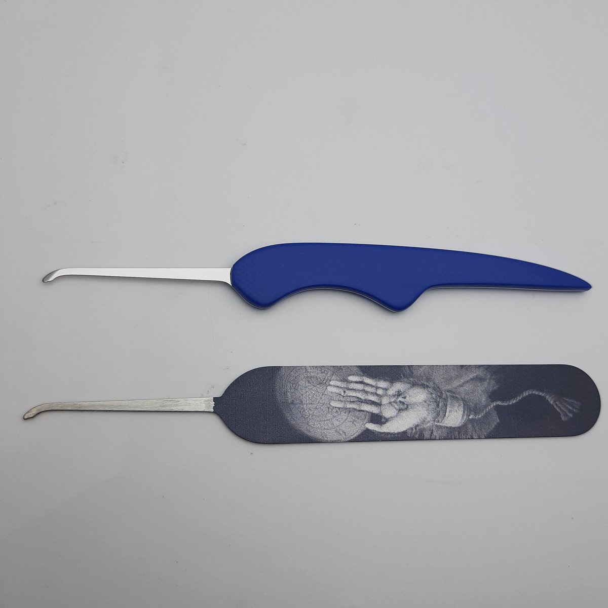 xbmods's tweet photo. Let me present my redesign of the handle for the awesome new @LockNoob1 Monkey Paw from Sparrows.

Monkeysaur, Dinopaw or Eyesore....you decide. The scales are 1.5mm blue G10, hand polished to 4k avoiding the tip area #locksport #sparrowslockpicks #customlockpick https://t.co/66tOFHxaik