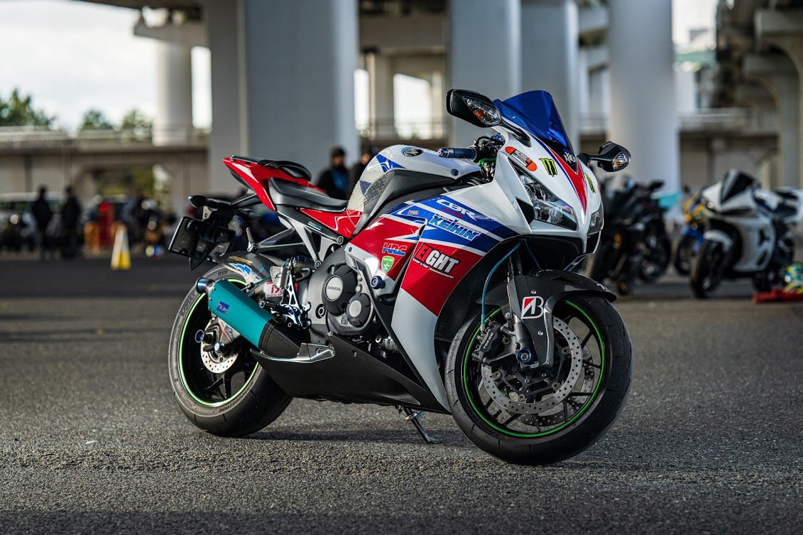 S61Sugiyama's tweet photo. #りんくうライダーズミーティング
で依頼してたJoeさんのフォトが届いたー(ありがとうございます!)
車両全体とラッピングサイレンサーメイン、サイレンサーラッピングのPR(さおりんにも入って貰って)
#cbr1000rr
#sc59
#サイレンサーラッピング
#factorym
#tsr https://t.co/8gwdlqNWfE