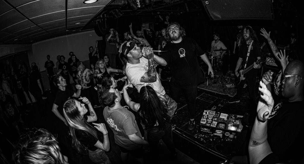 lilyungadampostedatthetraphouse tweet media