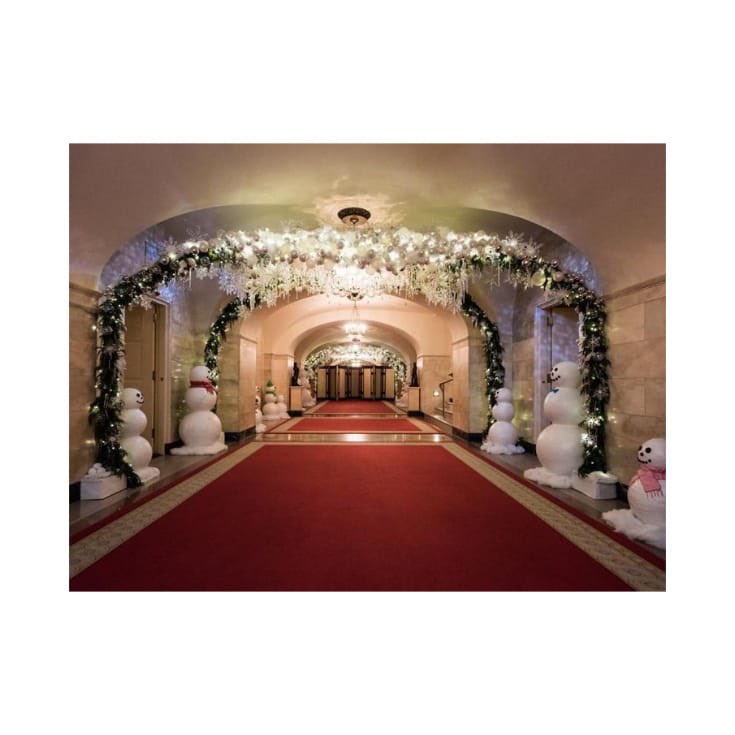 Rol_Band's tweet photo. ⿻ Diciembre 23;

       “Show Navideño 2020”

—El teatro de la villa abre sus puertas para que el público pudiera llegar pues el Show Navideño anual estaba a punto de comenzar. Llegada la hora y con el público en sus butacas el presentador @BaekHyxn_B aparece en el escenario.— https://t.co/pEmPD7ArtR
