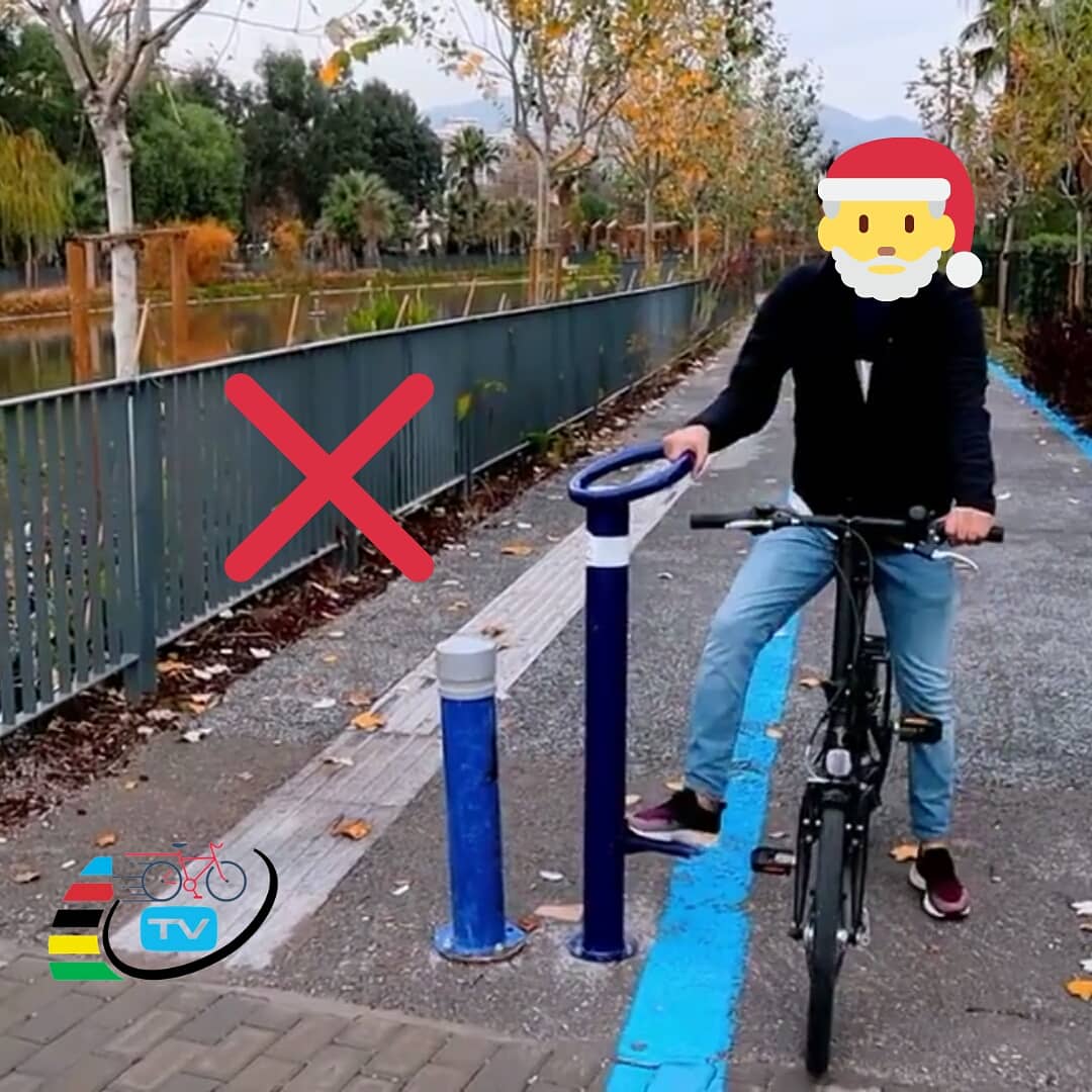 bisiklethabertv's tweet photo. 📌 Trafik ışıkları hem sürücüler hem de bisikletliler için can sıkıcıdır. 

📌 Kırmızı ışıkta beklemek bir araba kullanıcısı için ayağını frene basmaktan ibaretken, bisikletliler için hassas bir dengeleme eylemidir.

📌 Bisikletçilerin ışık yeşile döndüğünde arabaların yolundan + https://t.co/wHTeXc6qru