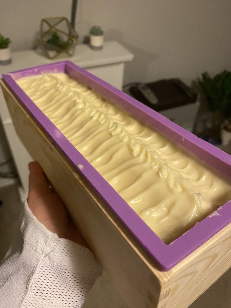 manicdreampixi's tweet photo. I made a goat milk + honey soap with castor oil, cocoa butter, coconut oil, olive oil, shea butter, emu oil, jojoba oil, mango butter and goat milk and honey obv and I JUST !!!! LOOK AT THAT!!! https://t.co/EHQOswQ0Dz