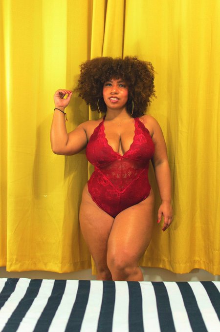 Can you focus on me ? 🖤 https://t.co/70wmf1WGG9