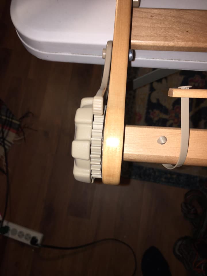 5/ Basically you can roll and unroll yarn onto the loom. The rolls are held in place with these gears: